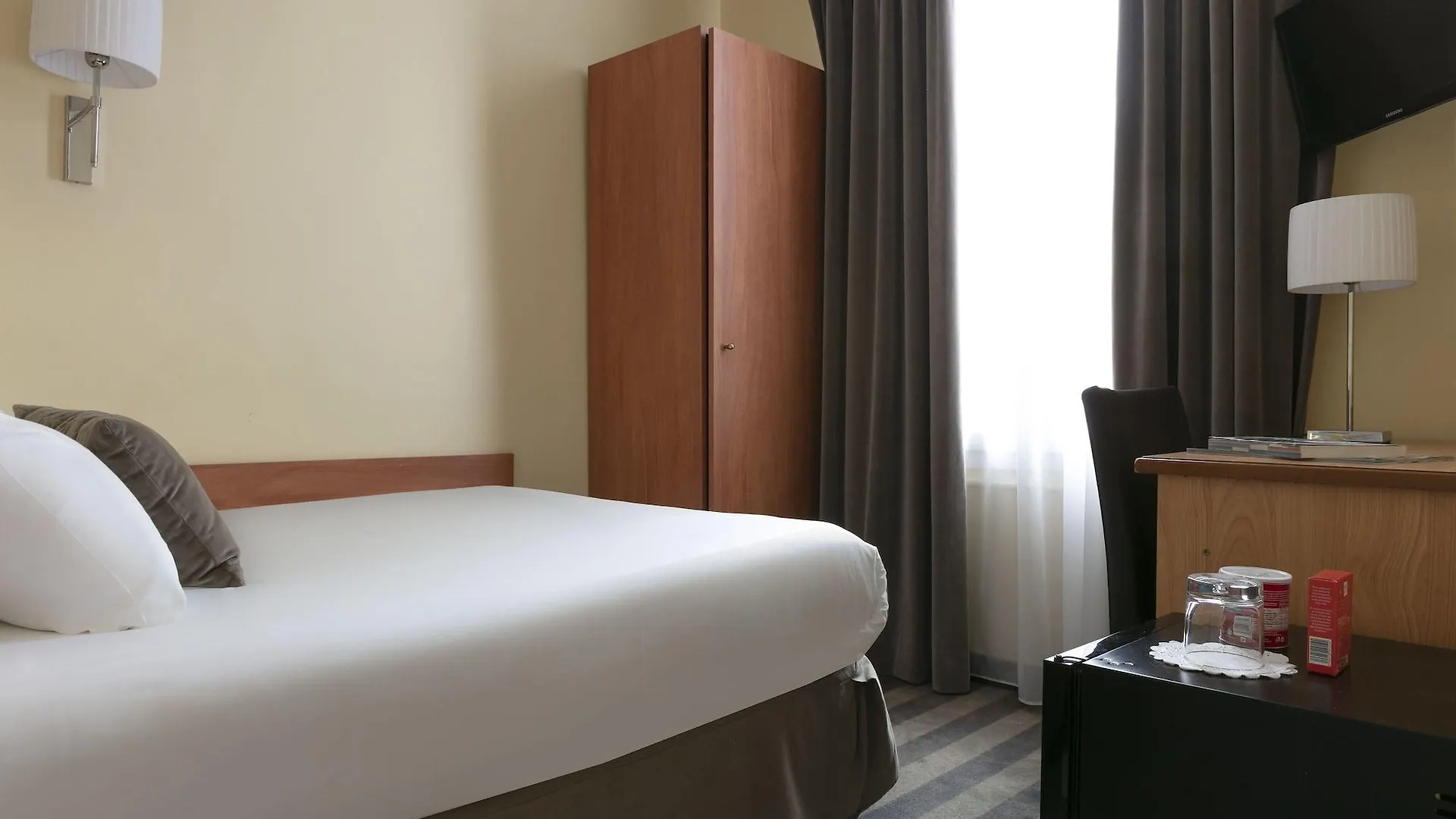 Hotel Saint Cyr Etoile Paris