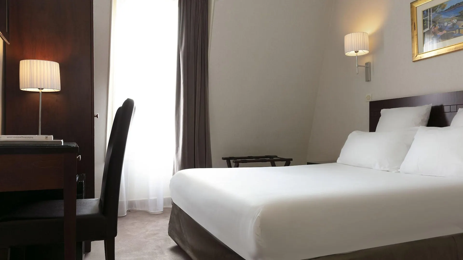 ***  Hotel Saint Cyr Etoile Paris France