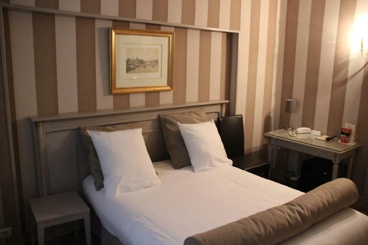 ***  Hotel Saint Cyr Etoile Paris France